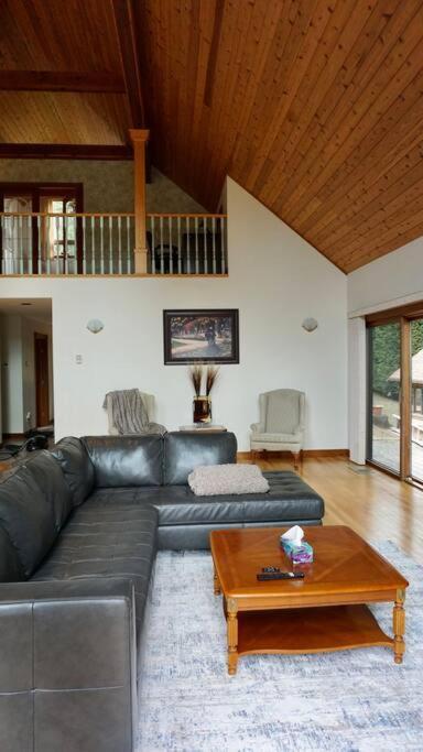 Chalet Style Cottage Near Shawnigan Lake Exterior photo